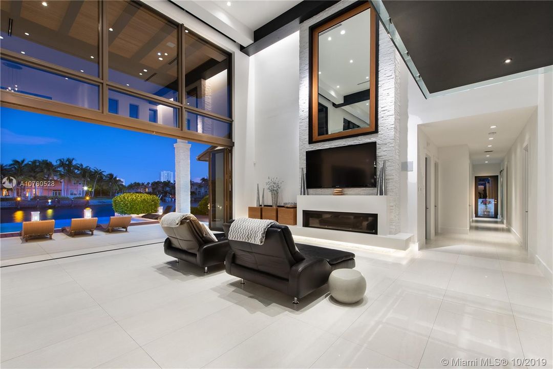 Recently Sold: $5,390,000 (5 beds, 5 baths, 7264 Square Feet)