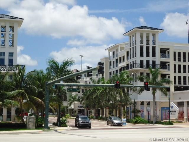 Harborside Plaza in Jupiter ,hotel, dining, stores,Riverwalk trail along the intracoastal.