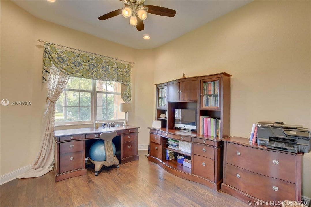Recently Sold: $825,000 (4 beds, 4 baths, 3356 Square Feet)