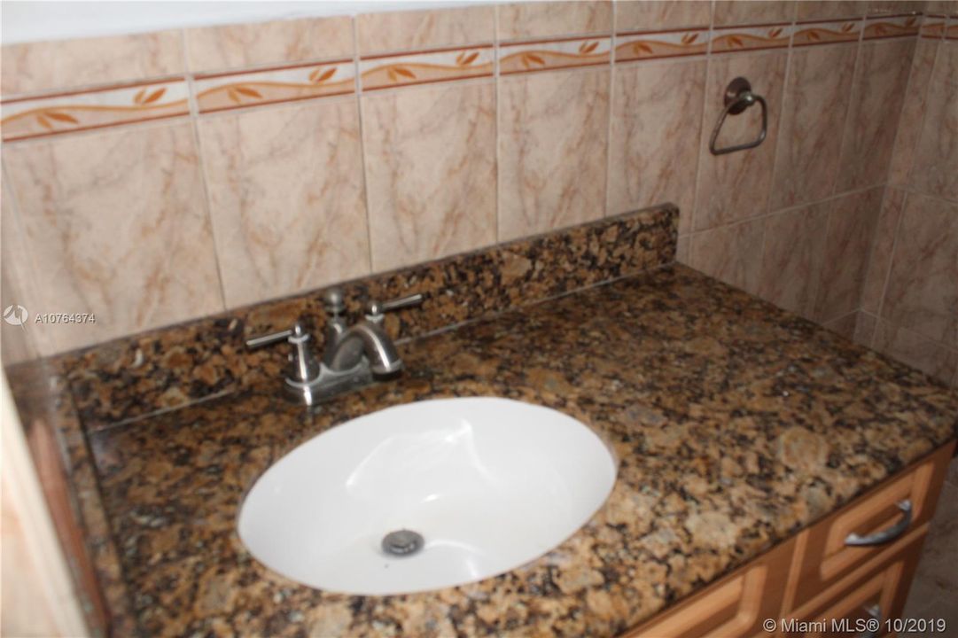 Vendido Recientemente: $111,000 (1 camas, 1 baños, 808 Pies cuadrados)