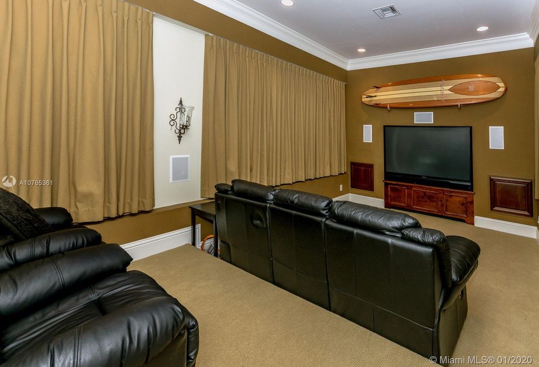Недавно продано: $2,395,000 (4 спален, 5 ванн, 4085 Квадратных фут)