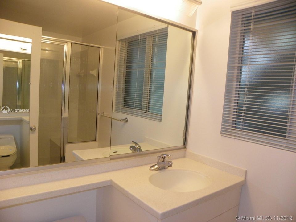 最近售出: $172,000 (2 贝兹, 2 浴室, 850 平方英尺)