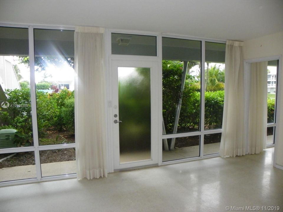 最近售出: $172,000 (2 贝兹, 2 浴室, 850 平方英尺)