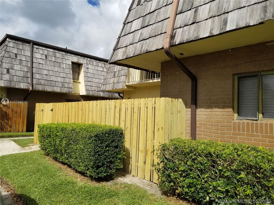 Recently Sold: $157,000 (2 beds, 1 baths, 1272 Square Feet)