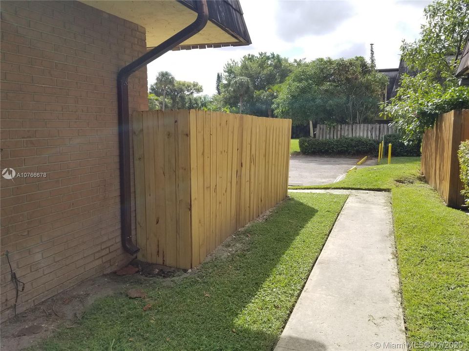 Recently Sold: $157,000 (2 beds, 1 baths, 1272 Square Feet)