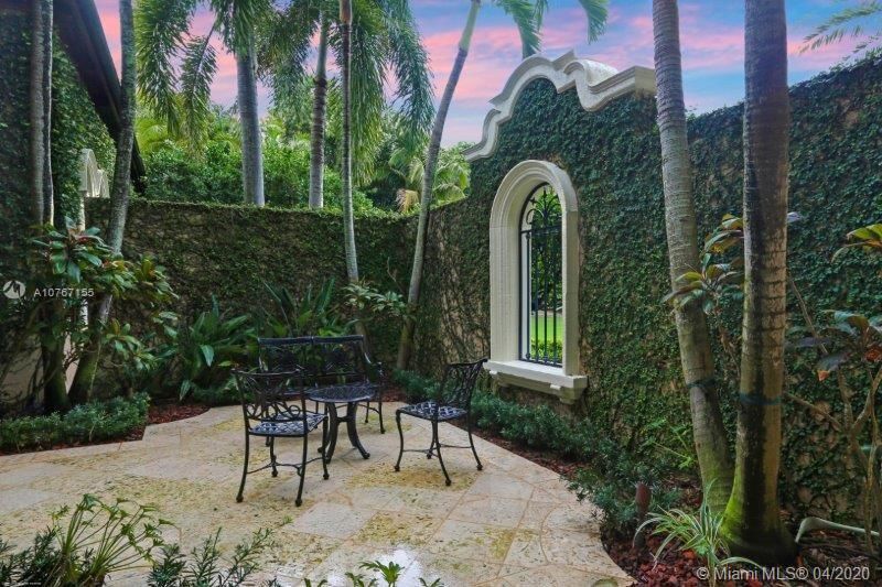 Recently Sold: $10,900,000 (5 beds, 6 baths, 9449 Square Feet)