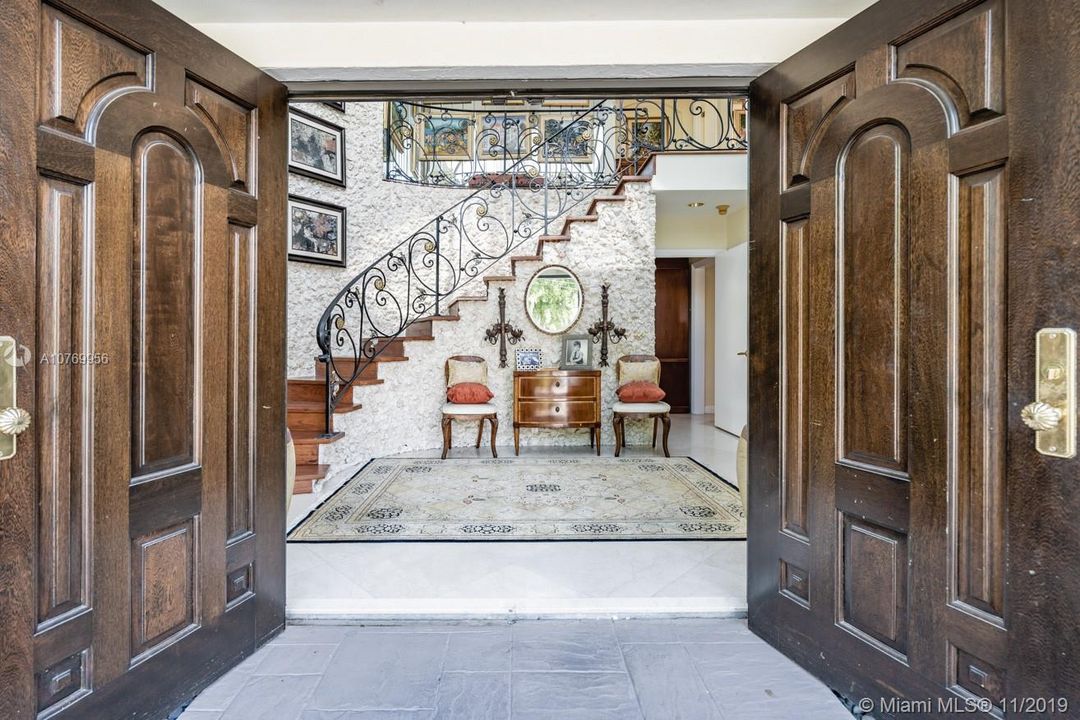 Недавно продано: $2,599,999 (6 спален, 5 ванн, 6152 Квадратных фут)