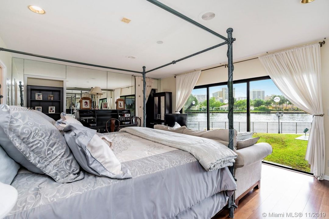Недавно продано: $2,599,999 (6 спален, 5 ванн, 6152 Квадратных фут)