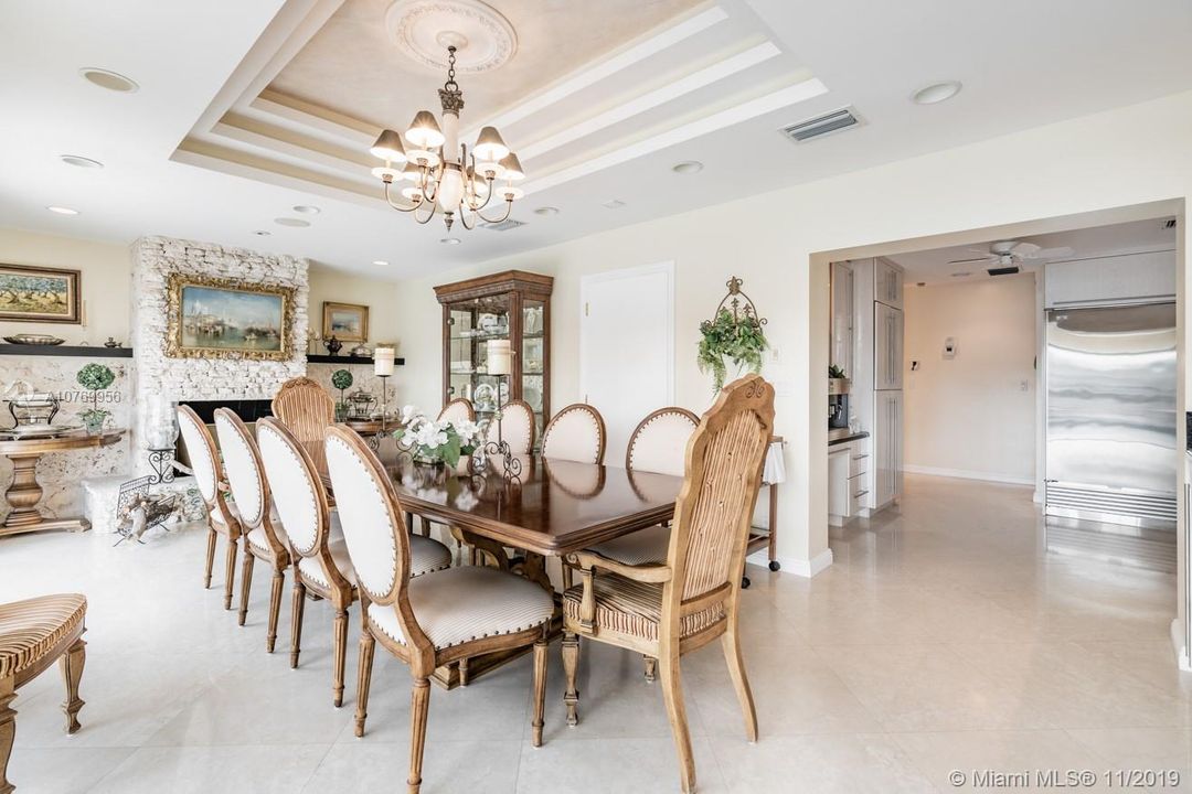 Недавно продано: $2,599,999 (6 спален, 5 ванн, 6152 Квадратных фут)