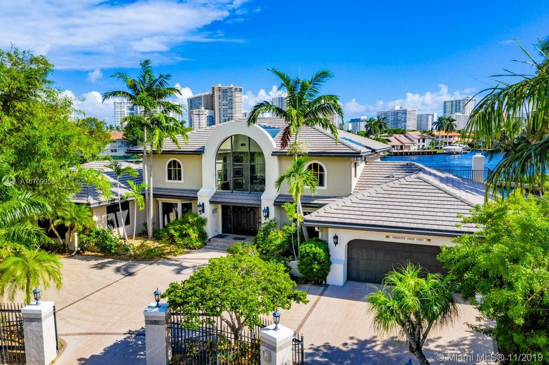 Недавно продано: $2,599,999 (6 спален, 5 ванн, 6152 Квадратных фут)