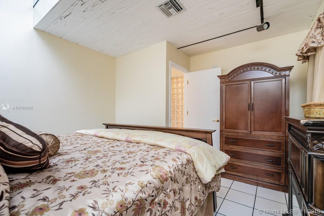 Недавно продано: $2,599,999 (6 спален, 5 ванн, 6152 Квадратных фут)