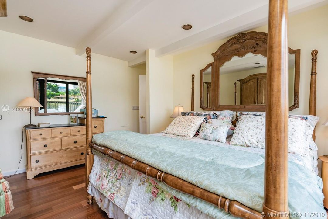 Недавно продано: $2,599,999 (6 спален, 5 ванн, 6152 Квадратных фут)