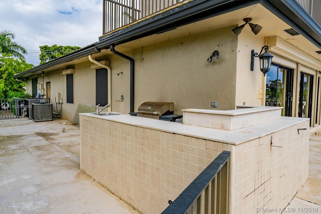 Недавно продано: $2,599,999 (6 спален, 5 ванн, 6152 Квадратных фут)