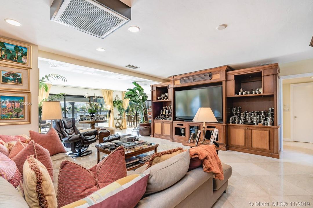 Недавно продано: $2,599,999 (6 спален, 5 ванн, 6152 Квадратных фут)