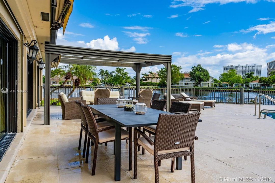 Недавно продано: $2,599,999 (6 спален, 5 ванн, 6152 Квадратных фут)