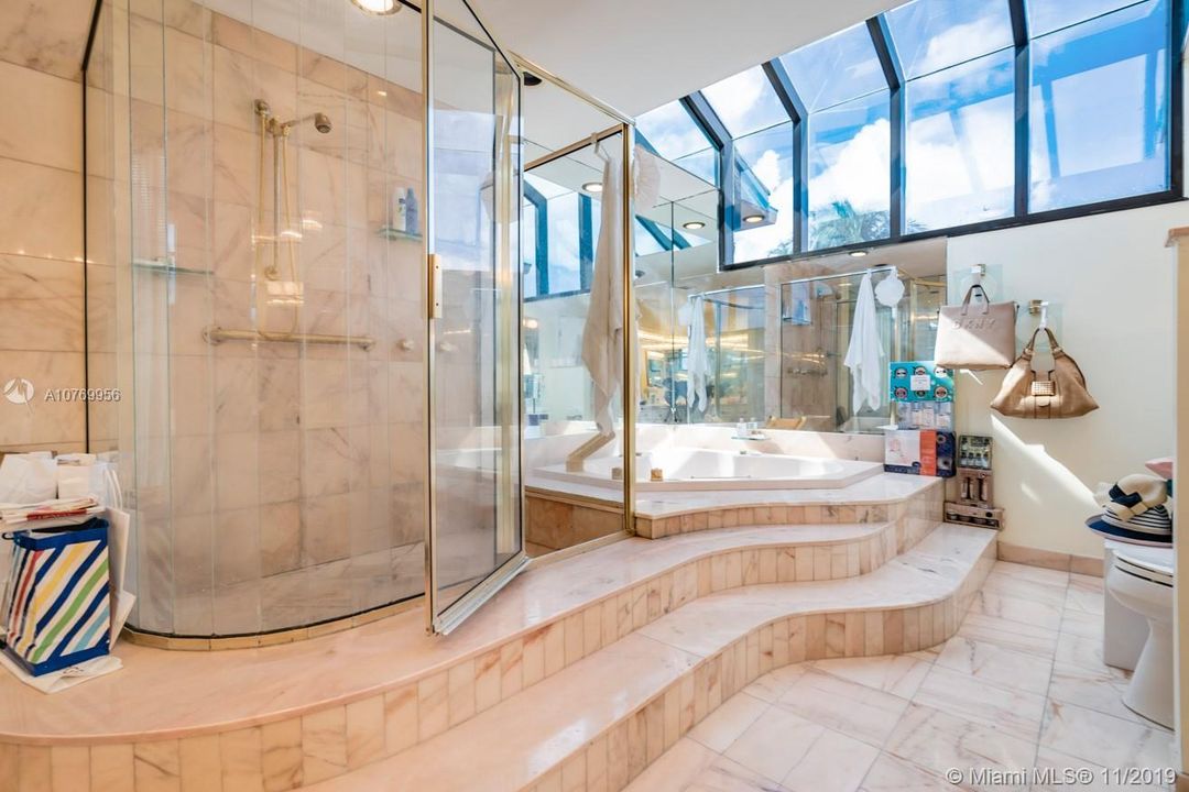 Недавно продано: $2,599,999 (6 спален, 5 ванн, 6152 Квадратных фут)