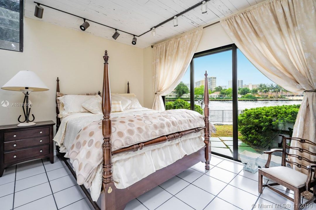 Недавно продано: $2,599,999 (6 спален, 5 ванн, 6152 Квадратных фут)