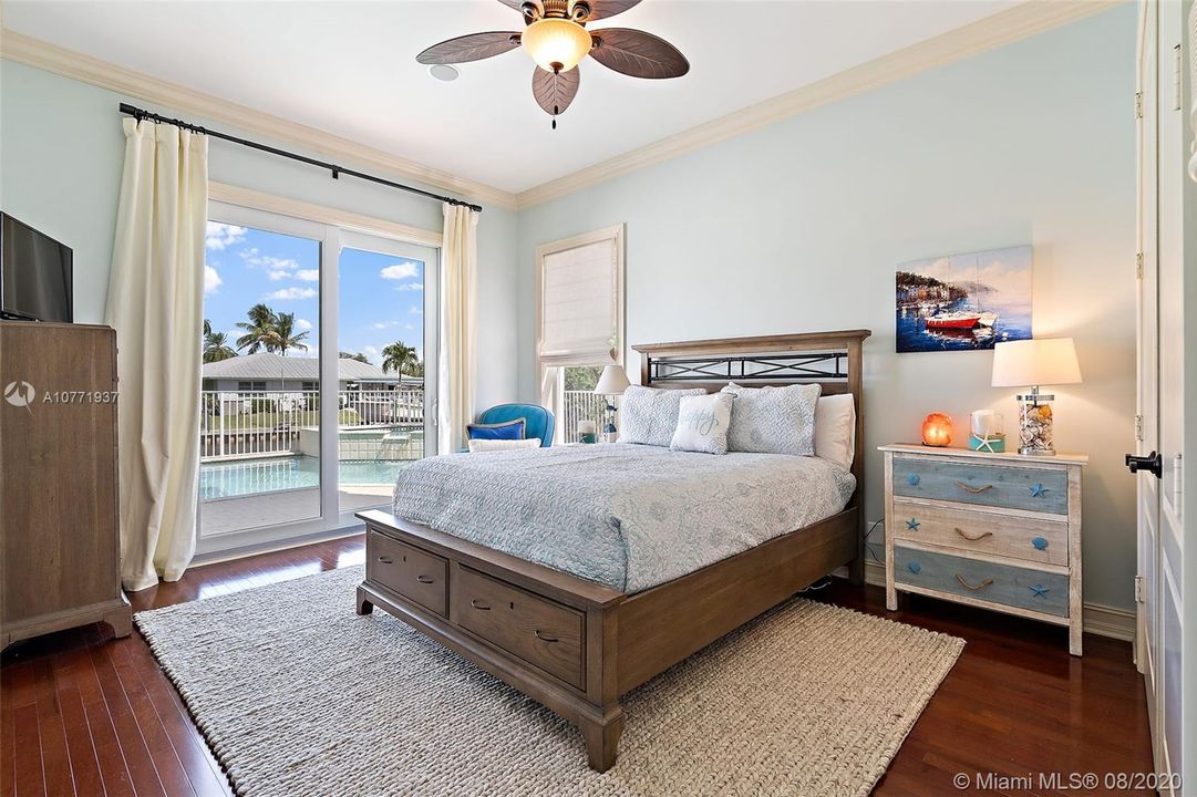 1st Floor guest bedroom