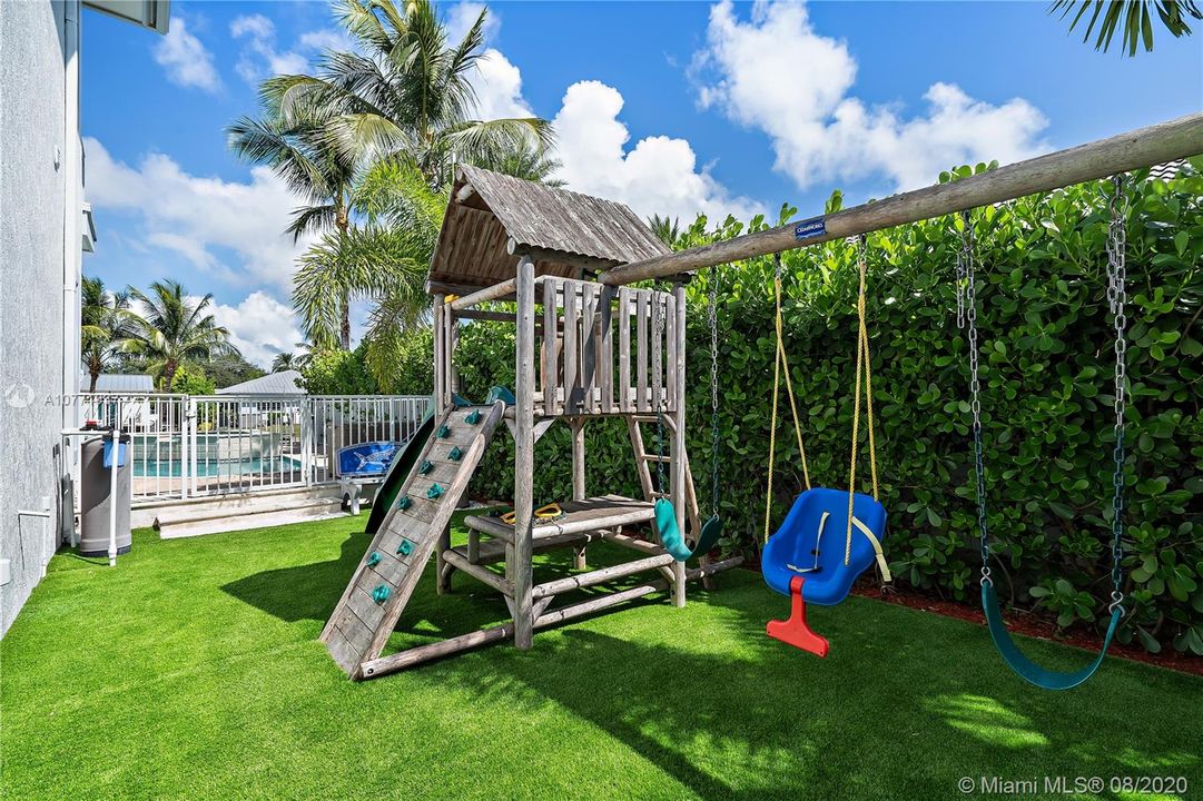 Recently Sold: $1,795,000 (6 beds, 4 baths, 4048 Square Feet)