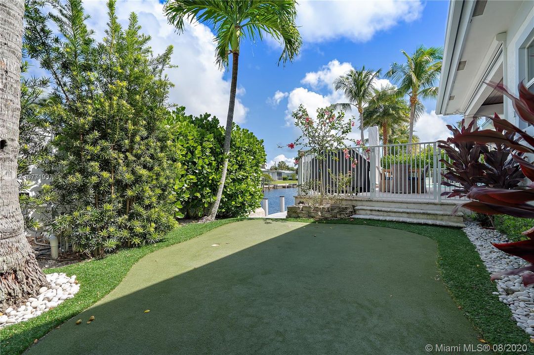 Recently Sold: $1,795,000 (6 beds, 4 baths, 4048 Square Feet)