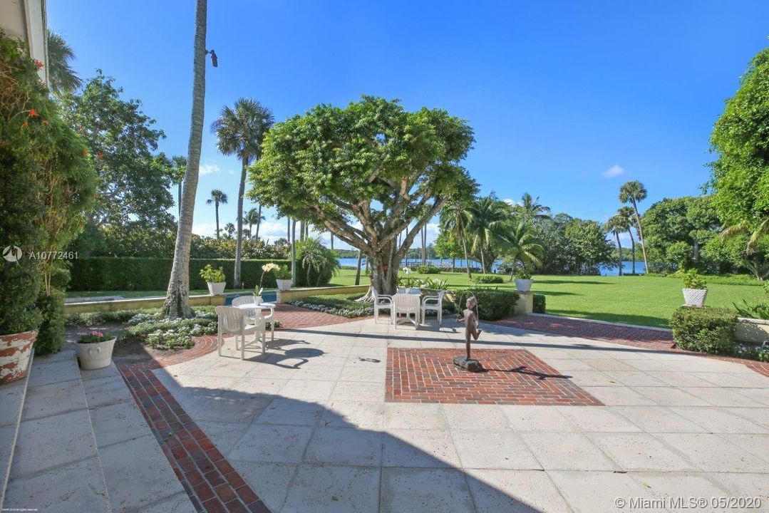 Recently Sold: $8,000,000 (5 beds, 7 baths, 3843 Square Feet)