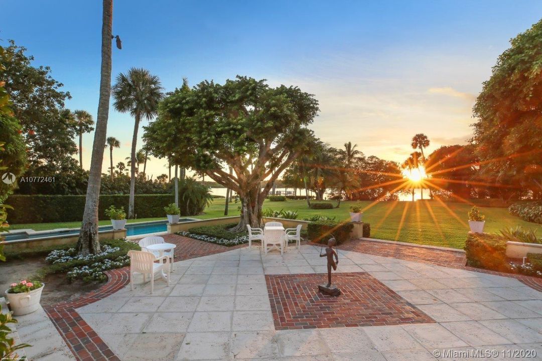 Recently Sold: $8,000,000 (5 beds, 7 baths, 3843 Square Feet)