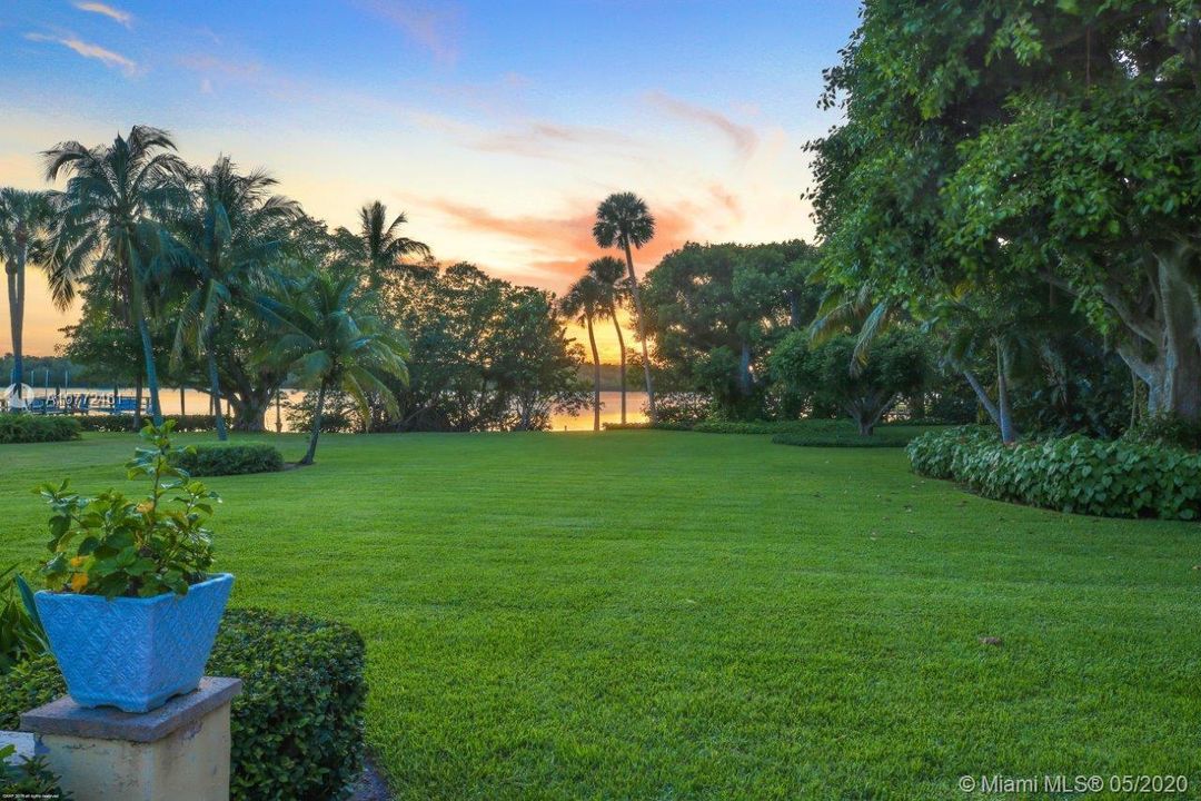 Recently Sold: $8,000,000 (5 beds, 7 baths, 3843 Square Feet)