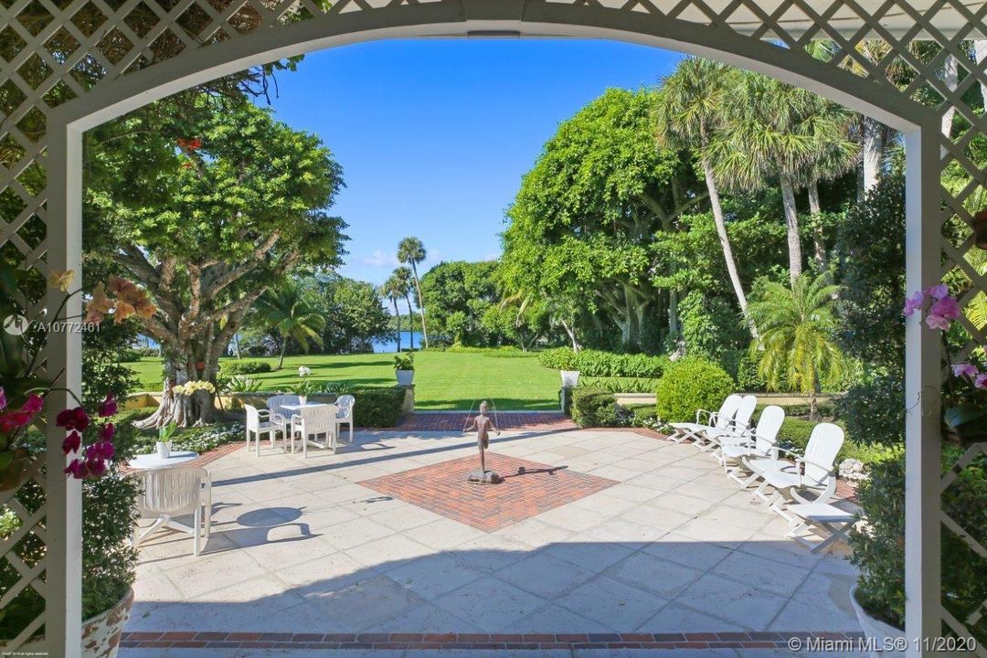 Recently Sold: $8,000,000 (5 beds, 7 baths, 3843 Square Feet)