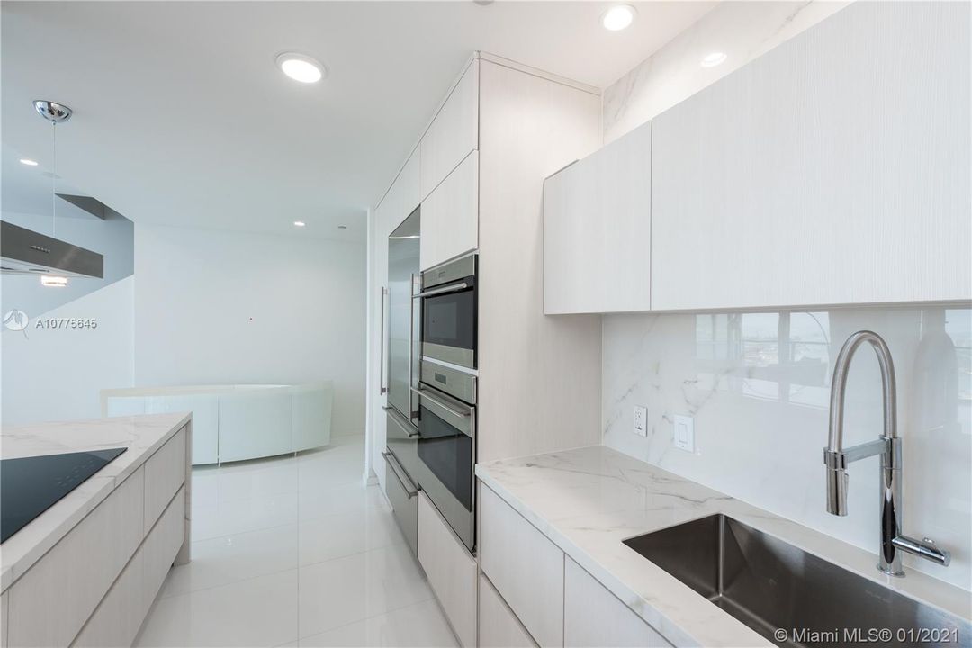 Recently Sold: $2,950,000 (3 beds, 2 baths, 2772 Square Feet)