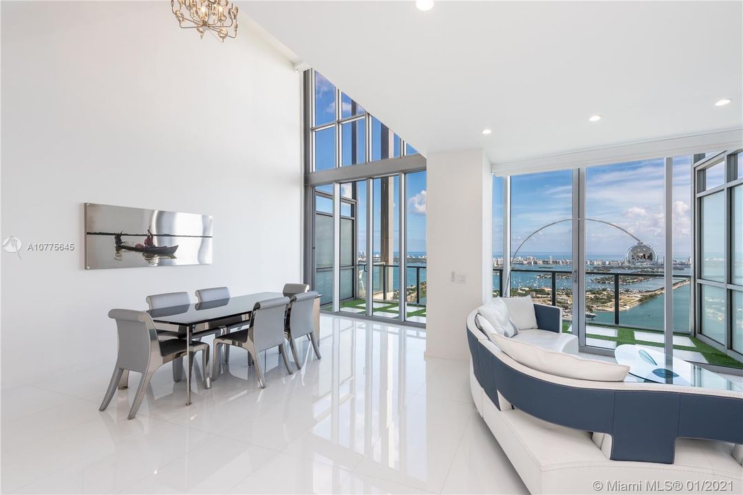 Recently Sold: $2,950,000 (3 beds, 2 baths, 2772 Square Feet)