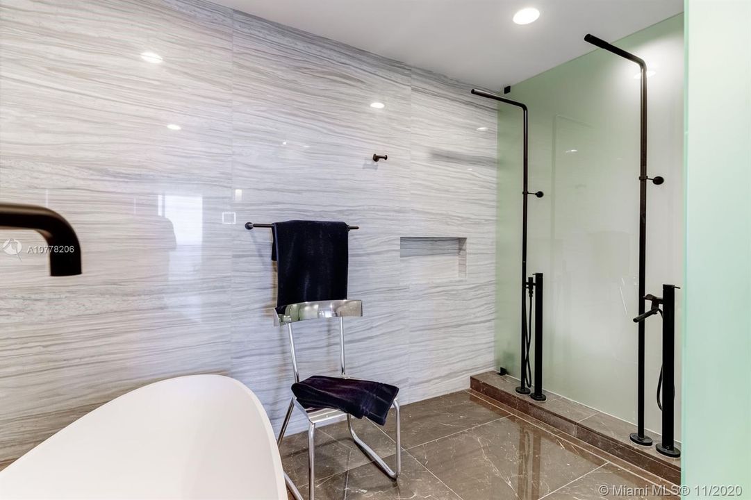 Vendido Recientemente: $4,850,000 (4 camas, 5 baños, 3301 Pies cuadrados)