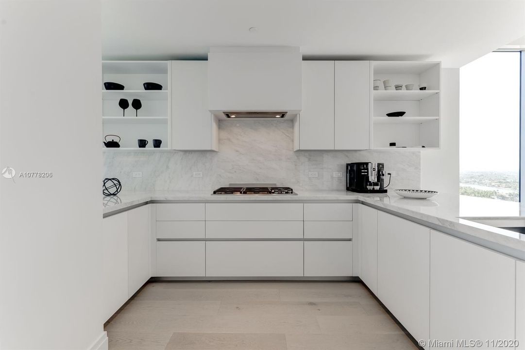 Vendido Recientemente: $4,850,000 (4 camas, 5 baños, 3301 Pies cuadrados)