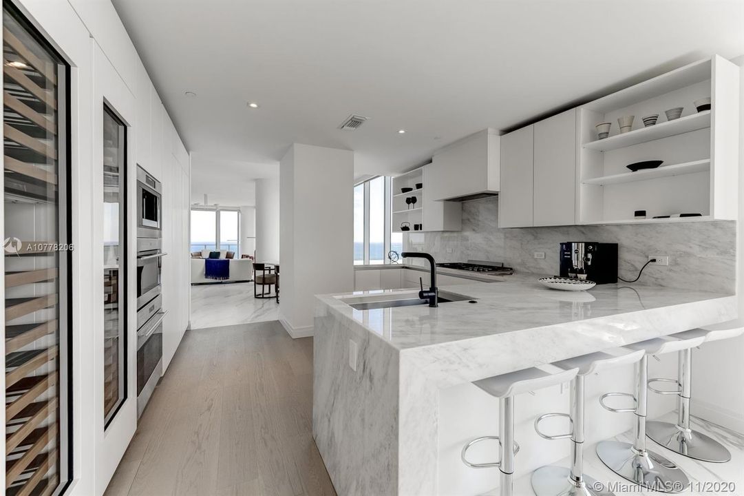 Vendido Recientemente: $4,850,000 (4 camas, 5 baños, 3301 Pies cuadrados)