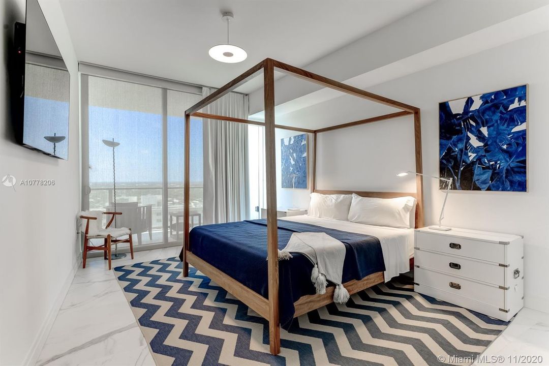 Vendido Recientemente: $4,850,000 (4 camas, 5 baños, 3301 Pies cuadrados)