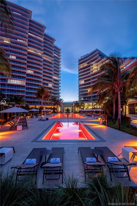 Vendido Recientemente: $4,850,000 (4 camas, 5 baños, 3301 Pies cuadrados)