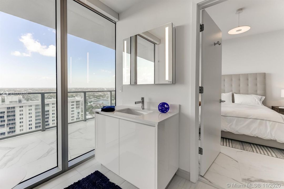 Vendido Recientemente: $4,850,000 (4 camas, 5 baños, 3301 Pies cuadrados)