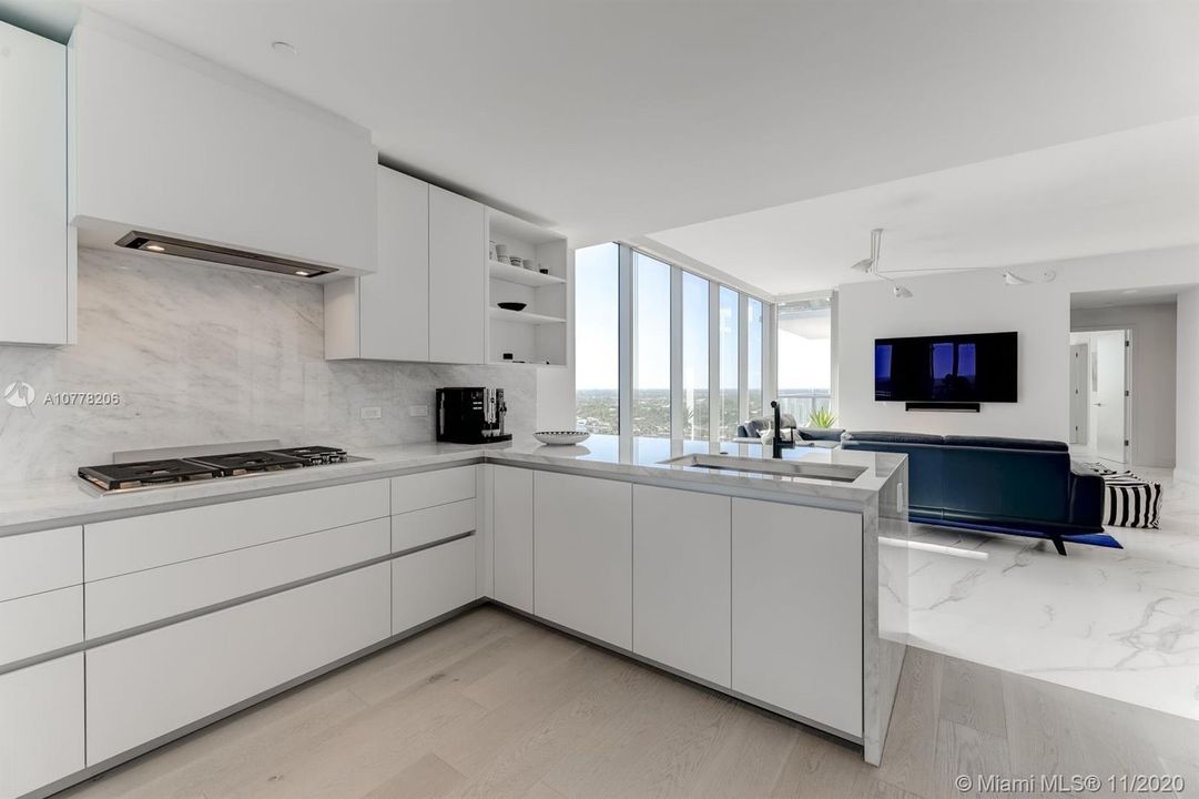 Vendido Recientemente: $4,850,000 (4 camas, 5 baños, 3301 Pies cuadrados)