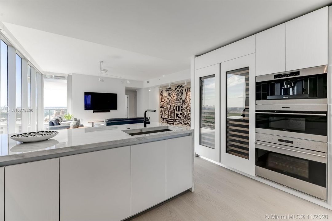 Vendido Recientemente: $4,850,000 (4 camas, 5 baños, 3301 Pies cuadrados)