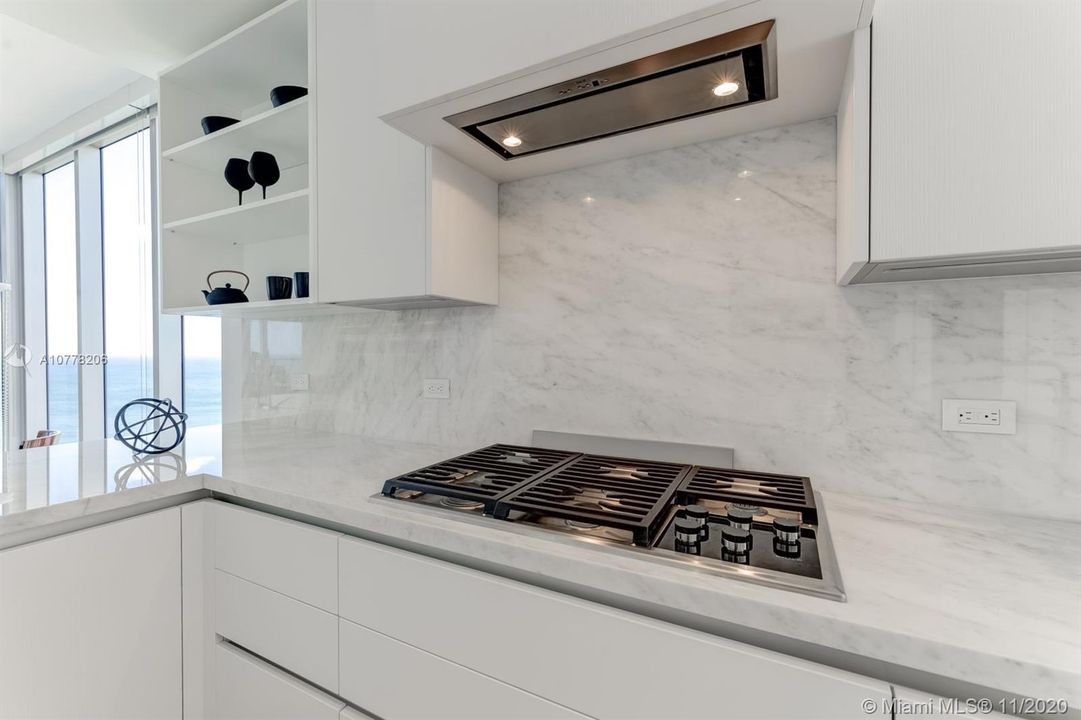 Vendido Recientemente: $4,850,000 (4 camas, 5 baños, 3301 Pies cuadrados)