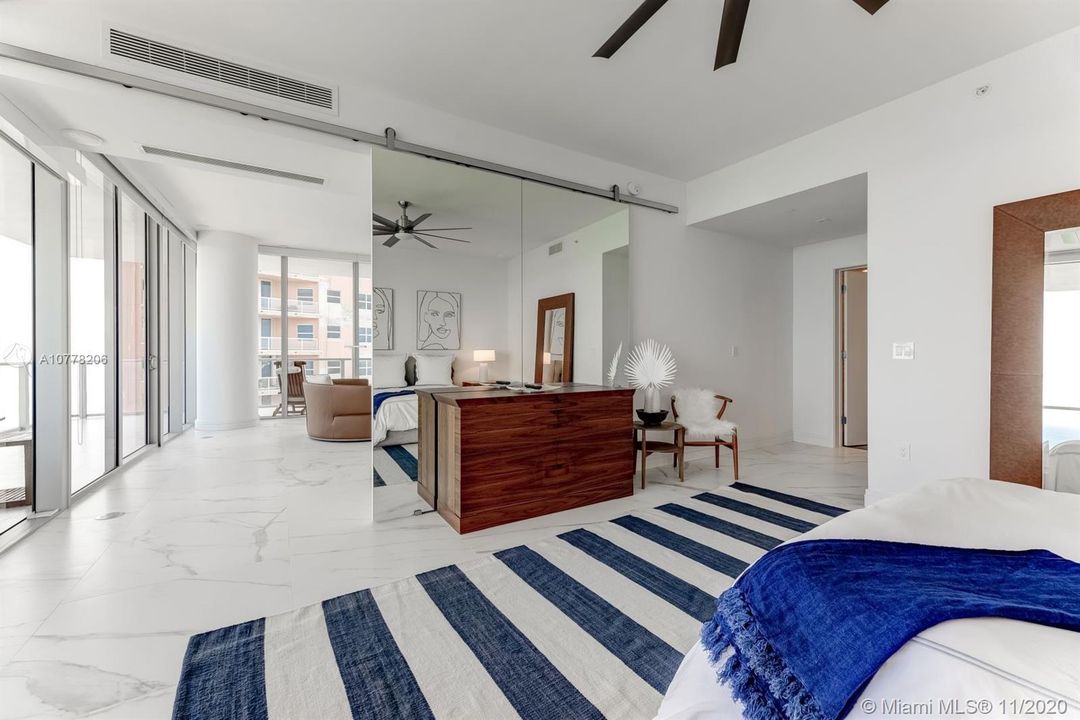 Vendido Recientemente: $4,850,000 (4 camas, 5 baños, 3301 Pies cuadrados)