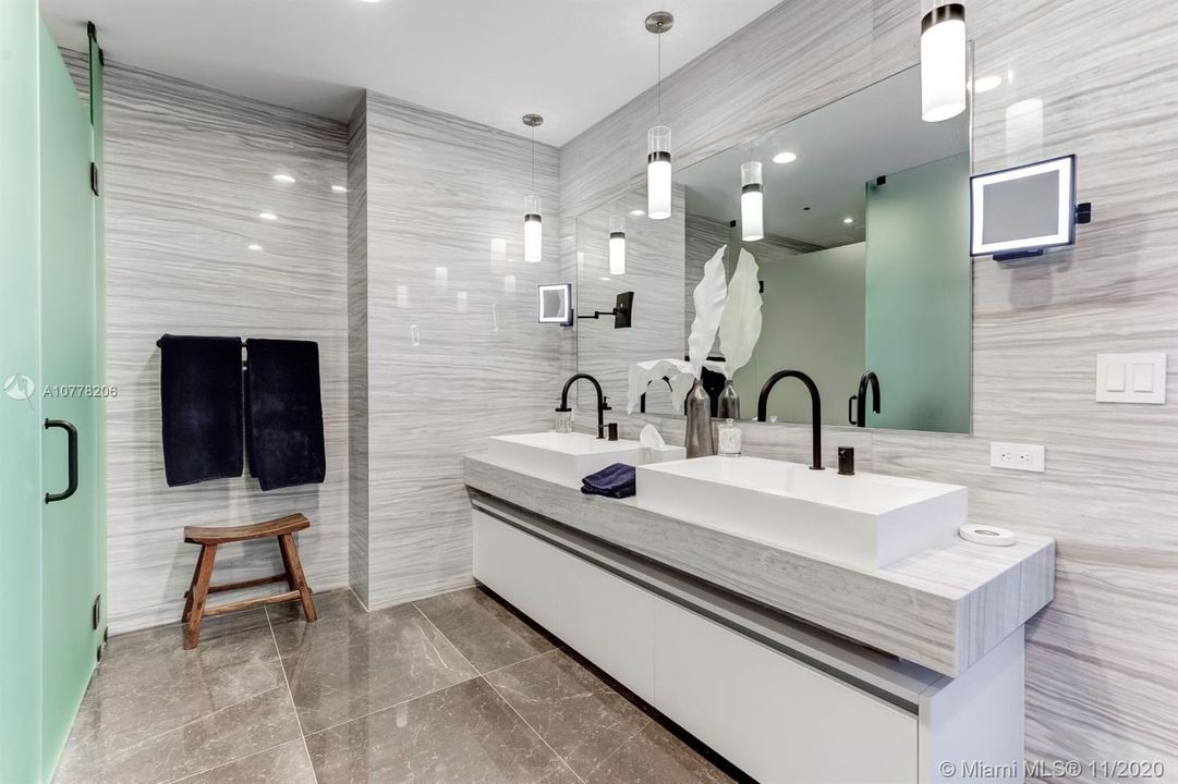 Vendido Recientemente: $4,850,000 (4 camas, 5 baños, 3301 Pies cuadrados)