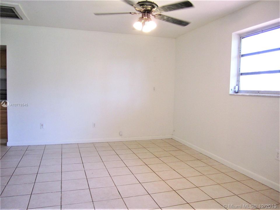 Recently Rented: $1,950 (3 beds, 2 baths, 1470 Square Feet)
