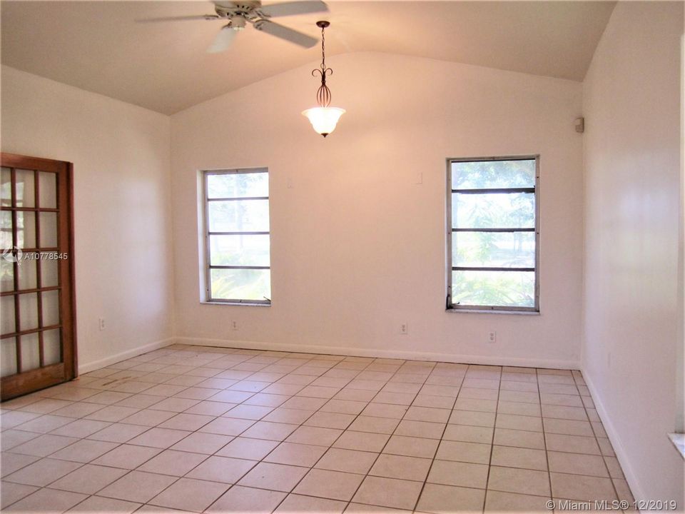 Recently Rented: $1,950 (3 beds, 2 baths, 1470 Square Feet)