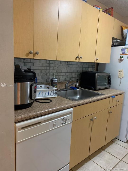 Недавно продано: $99,900 (2 спален, 1 ванн, 708 Квадратных фут)