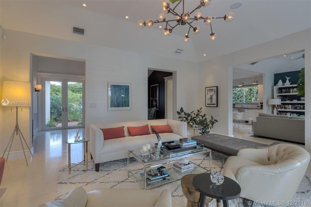 Vendido Recientemente: $2,900,000 (5 camas, 5 baños, 3881 Pies cuadrados)