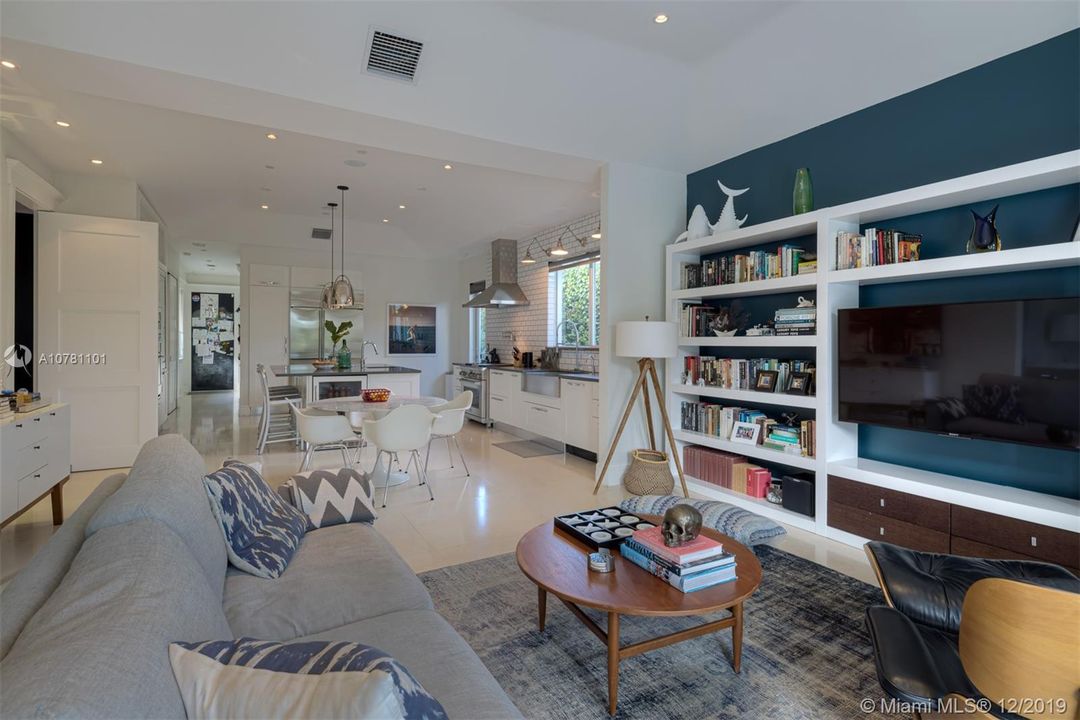 Vendido Recientemente: $2,900,000 (5 camas, 5 baños, 3881 Pies cuadrados)