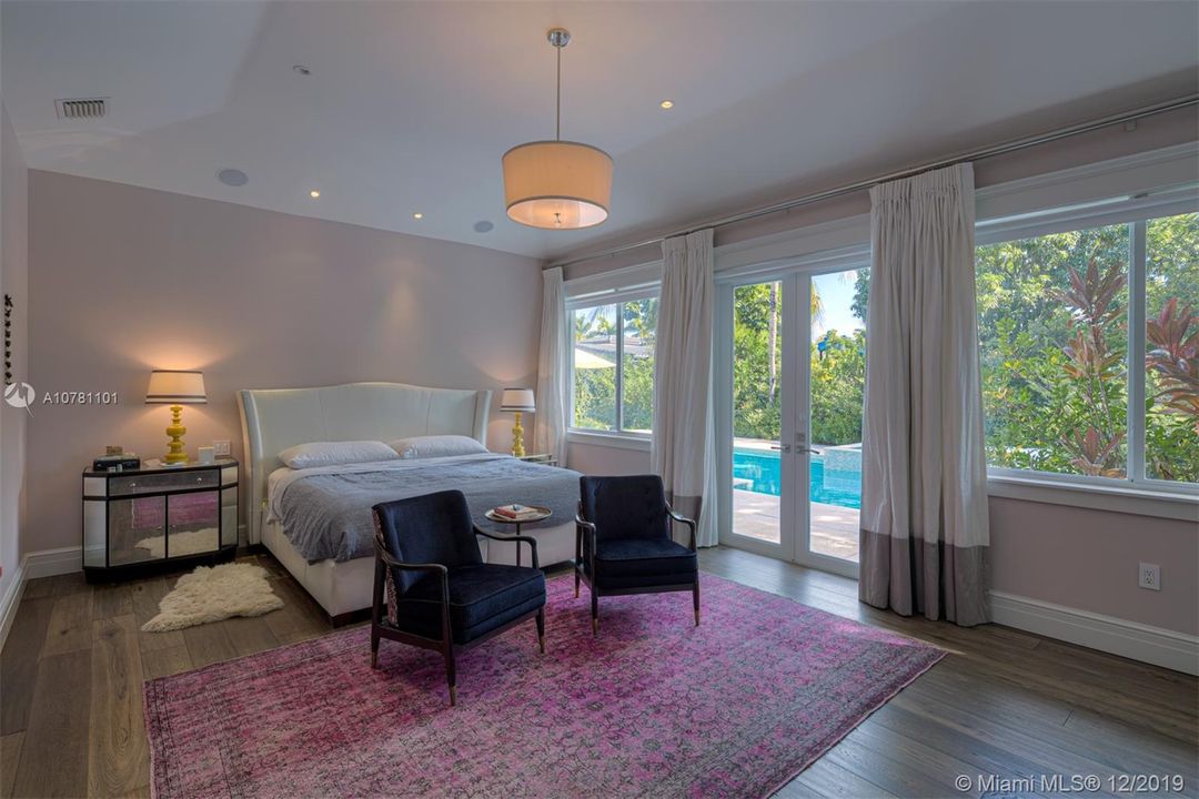 Vendido Recientemente: $2,900,000 (5 camas, 5 baños, 3881 Pies cuadrados)