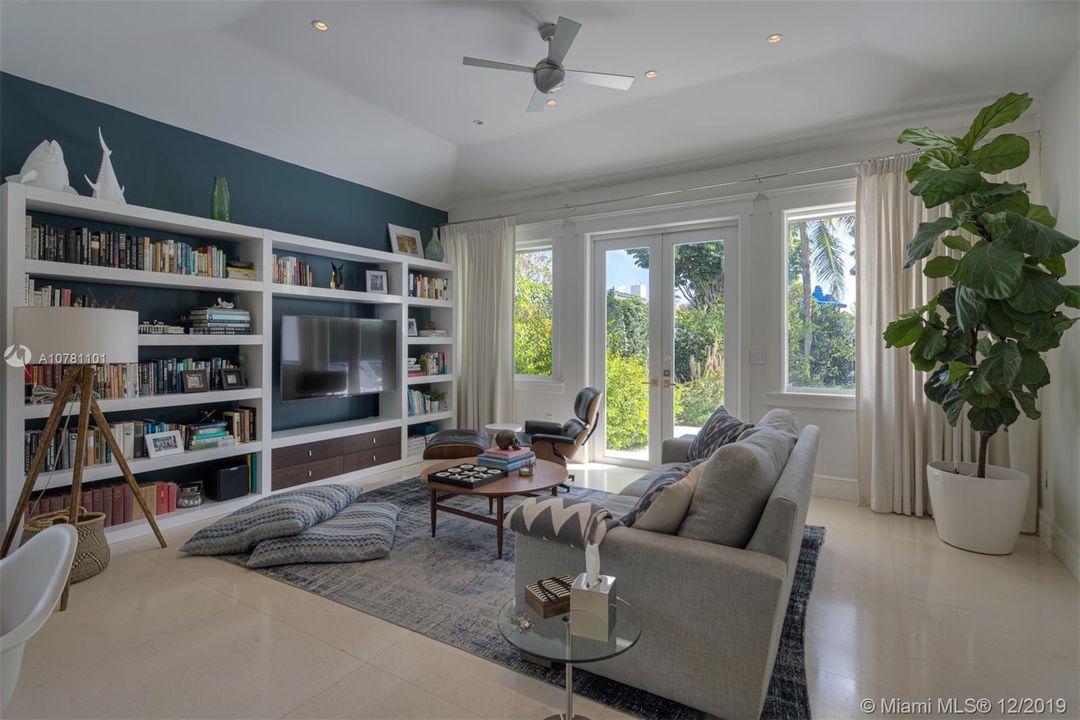 Vendido Recientemente: $2,900,000 (5 camas, 5 baños, 3881 Pies cuadrados)