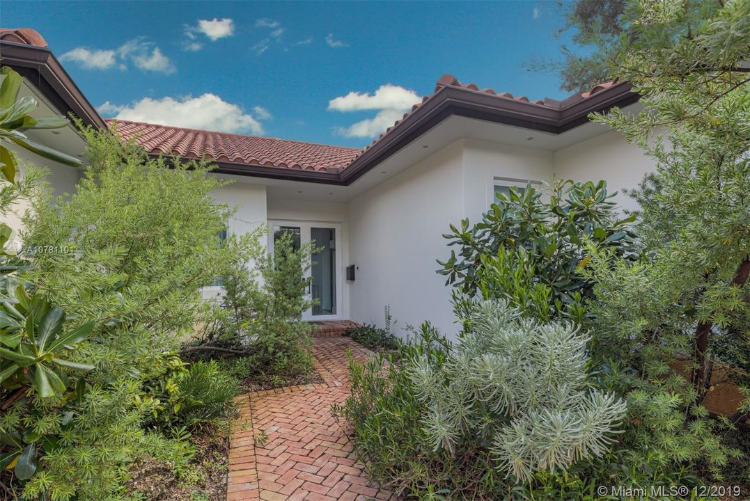 Vendido Recientemente: $2,900,000 (5 camas, 5 baños, 3881 Pies cuadrados)