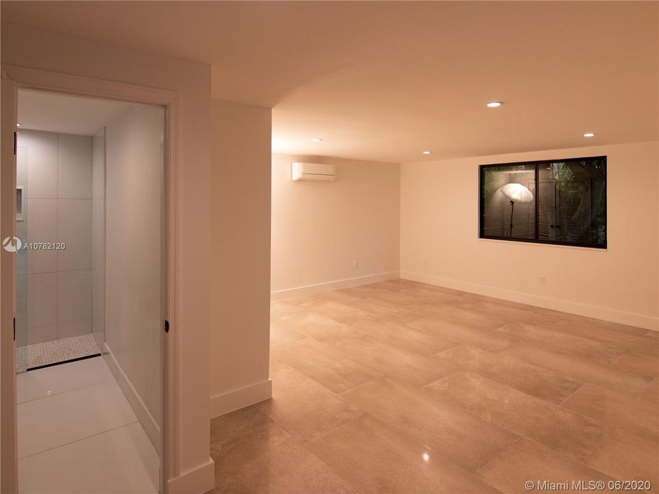 最近售出: $999,999 (5 贝兹, 5 浴室, 3651 平方英尺)